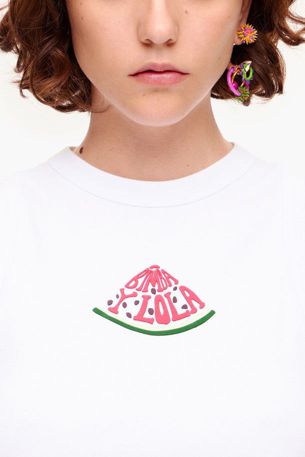 [23SS] 빔바이롤라 화이트 워터멜론 슬리브리스 크롭 탑은 여성용 슬리브리스 크롭 탑입니다. 여름 시즌에 어울리는 캐주얼 스타일의 제품으로, 데이트룩, 여름 바캉스룩, 휴가룩에 적합합니다. 화이트 컬러에 워터멜론 패턴이 프린팅되어 있으며, 면과 폴리우레탄 혼방 소재로 제작되었습니다. 라운드넥 민소매 디자인으로, 미니멀하고 리조트 스타일을 연출하기 좋습니다.
