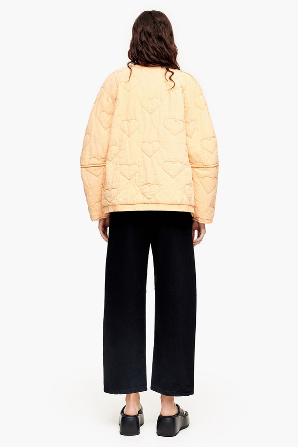 [23SS] 빔바이롤라 옐로우 하트 퀼팅 재킷은 여성용 퀼팅 재킷입니다. 봄 시즌에 어울리는 밝은 옐로우 컬러에 하트 퀼팅 패턴이 돋보이는 캐주얼 스타일의 의류입니다. 넉넉한 두께감의 면 소재로 제작되어 부드러운 촉감을 선사하며, 라운드넥과 버튼 여밈 방식, 레귤러핏 디자인이 특징입니다. 긴 소매 기장과 보온 기능을 갖춰 일상, 동네 마실룩, 봄 소풍룩에 활용하기 좋습니다. 미니멀, 클래식 무드를 연출할 수 있습니다.

