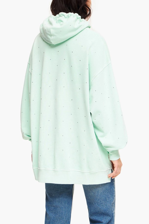 [23SS] 빔바이롤라 민트 스파클링 스톤 후드 스웻셔츠는 여성용 상의로, 봄, 여름 시즌에 어울리는 캐주얼 스타일의 후드 스웻셔츠입니다. 오버핏으로 편안한 착용감을 제공하며, 민트 컬러와 스파클링 스톤 디테일이 특징입니다. 면과 폴리우레탄 혼방 소재로 제작되어 부드러운 촉감과 활동성을 보장합니다. 긴 소매와 후드 디자인으로 캐주얼하면서도 미니멀한 무드를 연출합니다. 일상에서 편안하게 즐길 수 있는 스타일리시한 아이템입니다.
