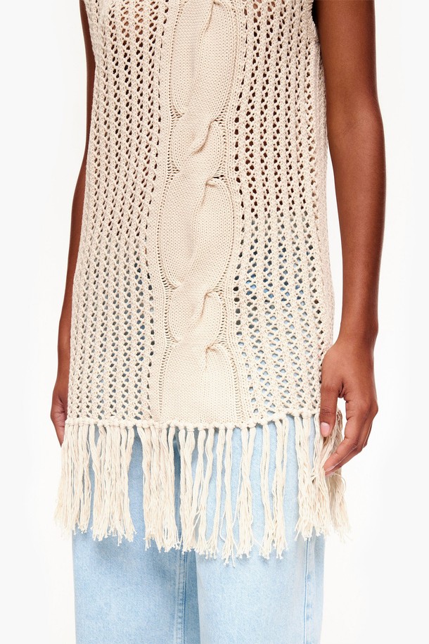 [23SS] 베이지 니트 프린지 베스트 B235JWK021BEB는 여성용 베스트로, 봄과 여름에 착용하기 좋습니다. 베이직한 스타일의 라운드넥 민소매 디자인이며, 면 소재의 케이블 니트 위에 프린지 디테일이 더해져 포인트를 줍니다. 일상복으로 활용하기 좋은 니트 베스트입니다.
