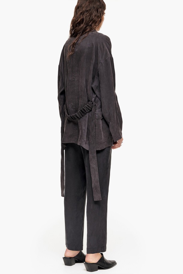 빔바이롤라 워시드 블랙 벨티드 자켓은 미니멀한 스타일을 추구하는 여성 고객을 위한 아우터입니다. 레이온과 리오셀 혼방 소재로 제작되어 봄, 여름 시즌에 시원하게 착용 가능합니다. 허리 벨트 디테일이 특징이며, 레귤러 핏과 톤온톤 블랙 컬러로 세련된 무드를 연출합니다. 데이트룩, 출근룩 등 다양한 TPO에 활용 가능하며, 미니멀, 클래식, 시크 스타일을 즐기는 고객에게 추천합니다. 긴 소매 기장의 무지 자켓으로, 벨트를 활용하여 다양한 스타일을 연출할 수 있습니다.
