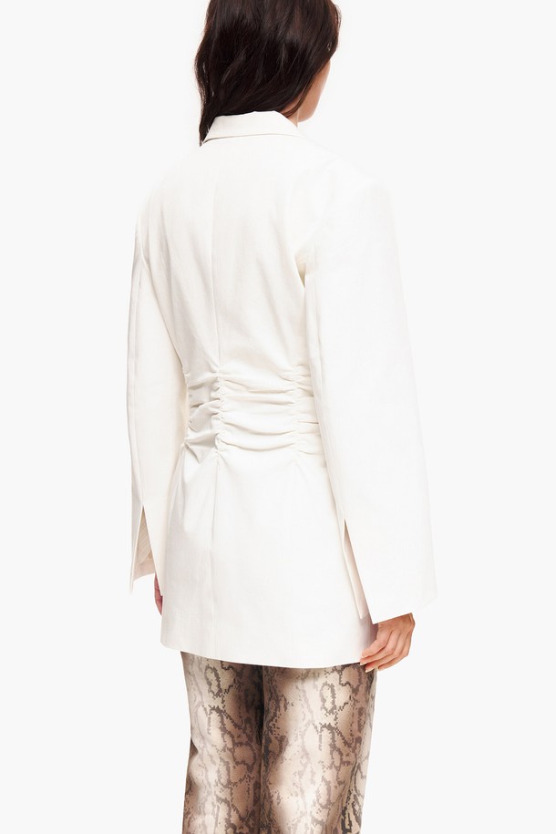 [23SS] 빔바이롤라 아이보리 개더링 코튼 재킷은 여성용 자켓으로, 봄과 여름에 착용하기 좋습니다. 아이보리 컬러의 무지 디자인으로 클래식하고 미니멀한 스타일을 연출합니다. 테일러드 코트 타입이며, 긴 소매와 버튼 여밈 방식으로 제작되었습니다. 면과 폴리우레탄 혼방 소재로 제작되었으며, 레이온과 폴리에스터 안감이 부드러운 착용감을 선사합니다. 개더링 디테일이 특징이며, 데이트룩, 카페룩, 출근룩 등 다양한 TPO에 활용할 수 있습니다.
