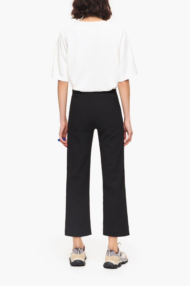 [23SS] 빔바이롤라 블랙 텍스처 플레어 팬츠는 미니멀하고 클래식한 스타일을 추구하는 여성 고객을 위한 제품입니다. 봄, 여름 시즌에 어울리는 긴 기장의 플레어 바지로, 폴리에스테르와 폴리우레탄 혼방 소재로 제작되어 텍스처 촉감을 느낄 수 있습니다. 블랙 컬러로 어떤 상의에도 매치하기 용이하며, 23SS 시즌에 출시된 제품입니다. 플레어 핏으로 다리가 길어 보이는 효과를 주어 스타일리시하게 연출할 수 있습니다. 일상복으로 활용하여 미니멀한 룩을 완성해 보세요.
