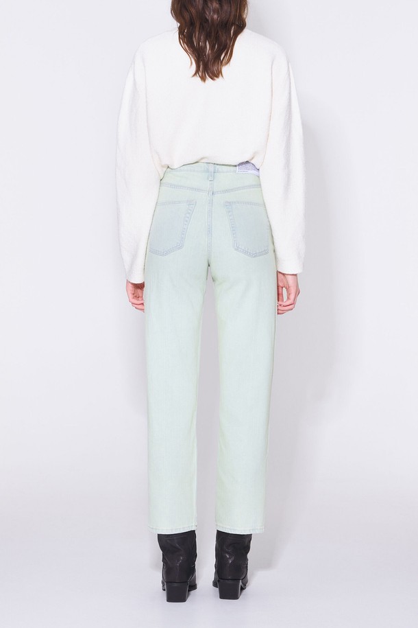 [23SS] 빔바이롤라 민트 스트레이트 크롭 데님 팬츠는 산뜻한 민트 컬러가 돋보이는 여성 데님 팬츠입니다. 캐주얼하고 미니멀한 스타일로, 데이트룩과 쇼핑룩에 활용하기 좋습니다. 면과 폴리우레탄 혼방 소재로 제작되어 편안한 착용감을 제공하며, 스트레이트 핏과 크롭 기장으로 다리가 길어 보이는 효과를 선사합니다. 23SS 시즌 컬렉션으로, 무지 디자인이 깔끔한 매력을 더합니다.

