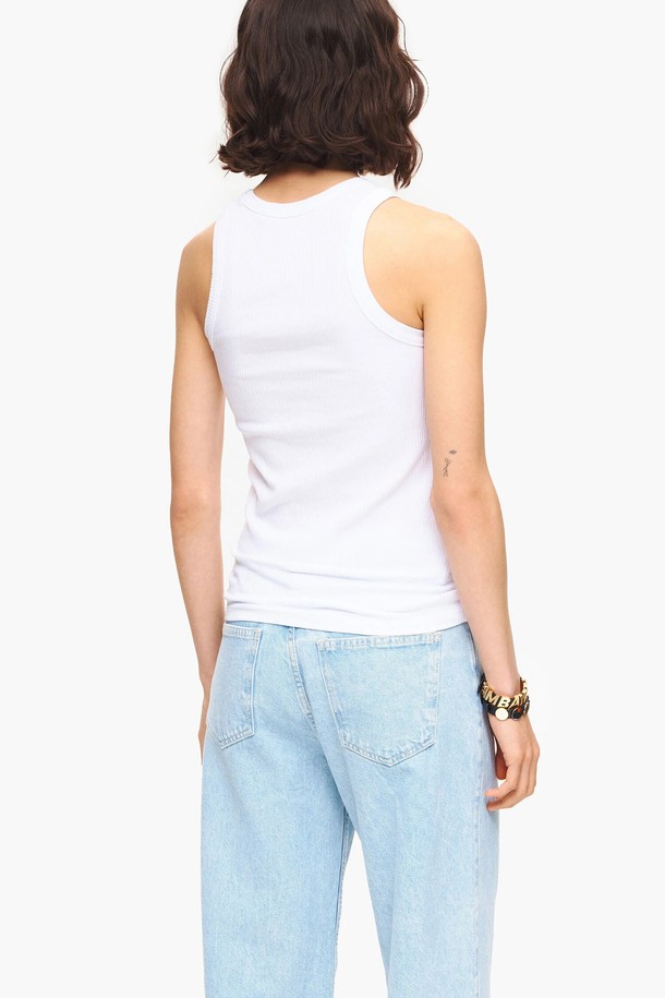 **[23SS] 빔바이롤라 화이트 칠리 슬리브리스 탑 B235JWT011WHB**는 여성용 슬리브리스 탑입니다. 화이트 컬러의 무지 디자인으로, 여름철 일상복으로 활용하기 좋습니다. 라운드넥, 민소매 스타일로, 면과 폴리우레탄 혼방 소재로 제작되었습니다. 미니멀, 캐주얼, 클래식 스타일을 즐기는 분들께 추천하며, 동네 마실룩이나 카페룩에 잘 어울립니다.
