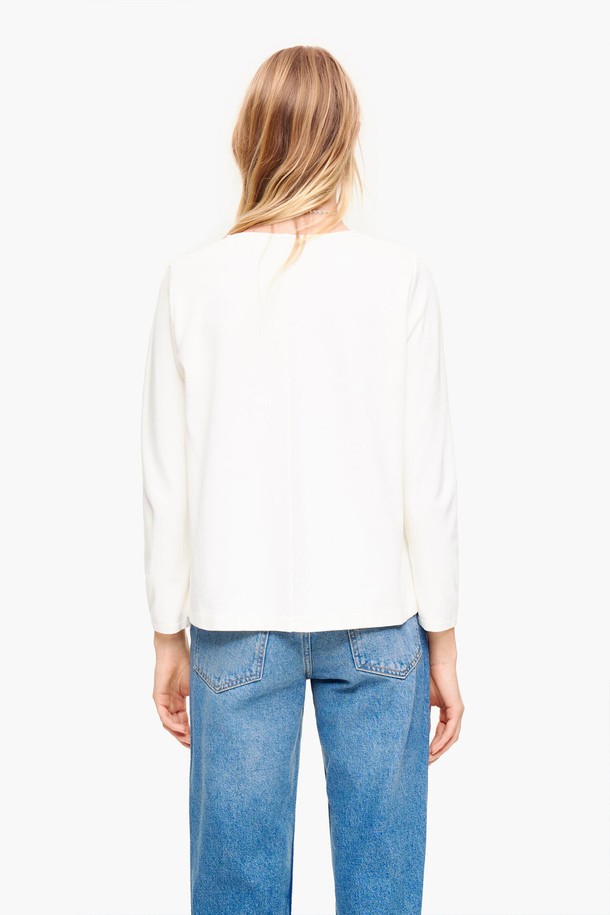 23SS 빔바이롤라 아이보리 스트레이트 긴팔 티셔츠입니다. 부드러운 레이온, 나일론, 폴리우레탄 혼방 소재로 제작되어 편안한 착용감을 선사합니다. 라운드넥에 베이직한 디자인으로, 미니멀, 클래식, 캐주얼 스타일을 연출하기 좋습니다. 데이트룩, 카페룩 등 다양한 TPO에 활용할 수 있으며, 봄, 여름 시즌에 적합합니다. 아이보리 컬러와 스트레이트 핏으로 깔끔하고 세련된 분위기를 더합니다.
