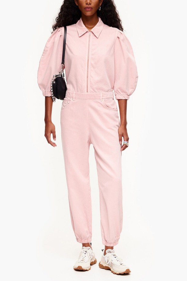 [23SS] 빔바이롤라 핑크 데님 점프수트 B235JWO051PKB는 캐주얼한 무드의 여성 점프수트입니다. 리오셀과 면 혼방의 데님 소재로 제작되어 봄, 여름에 시원하게 착용할 수 있습니다. 셔츠 칼라와 7부 소매 기장으로 세련된 디자인을 연출하며, 루즈핏으로 편안한 착용감을 선사합니다. 무지 디자인에 핑크 컬러가 더해져 사랑스러운 분위기를 자아냅니다. 동네 마실룩, 여행룩, 휴가룩 등 다양한 TPO에 활용하기 좋으며, 더스트백이 함께 제공됩니다.
