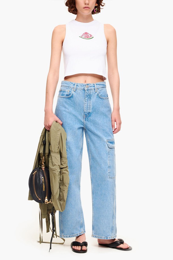 [23SS] 빔바이롤라 화이트 워터멜론 슬리브리스 크롭 탑은 여성용 슬리브리스 크롭 탑입니다. 여름 시즌에 어울리는 캐주얼 스타일의 제품으로, 데이트룩, 여름 바캉스룩, 휴가룩에 적합합니다. 화이트 컬러에 워터멜론 패턴이 프린팅되어 있으며, 면과 폴리우레탄 혼방 소재로 제작되었습니다. 라운드넥 민소매 디자인으로, 미니멀하고 리조트 스타일을 연출하기 좋습니다.
