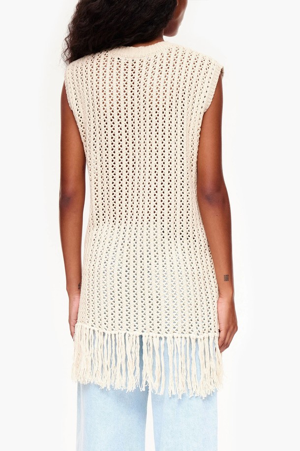 [23SS] 베이지 니트 프린지 베스트 B235JWK021BEB는 여성용 베스트로, 봄과 여름에 착용하기 좋습니다. 베이직한 스타일의 라운드넥 민소매 디자인이며, 면 소재의 케이블 니트 위에 프린지 디테일이 더해져 포인트를 줍니다. 일상복으로 활용하기 좋은 니트 베스트입니다.
