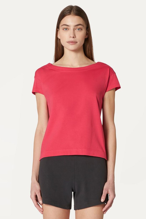 까웨(KWAY) 로리 여성 보트넥 반팔 티셔츠 Y232EWT466은 부드러운 면 소재로 제작되어 촉감이 좋고, 얇은 두께감으로 여름철에도 시원하게 착용할 수 있습니다. 베이직한 무지 디자인에 여성스러운 실루엣을 연출하며, 기모노 소매와 보트넥 네크라인이 특징입니다. 스카이, 화이트, 핫핑크 세 가지 컬러로 출시되었으며, 일상생활에서 편안하게 입을 수 있는 레귤러핏 반팔 티셔츠입니다.
