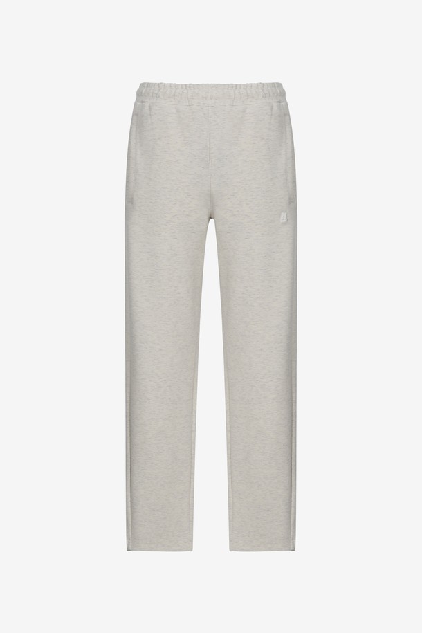 까웨 케르카 저지팬츠 Y241IMP360은 면과 폴리에스테르 혼방 소재로 제작되어 부드러운 촉감과 편안한 착용감을 제공하는 공용 저지 팬츠입니다. 캐주얼 및 스포티 스타일 연출에 적합하며, 사계절 내내 활용 가능한 긴 기장의 컴포트핏 바지입니다. 블랙과 오트밀 두 가지 색상으로 출시되었으며, 밴딩 처리와 아시안핏 디자인으로 편안함과 활동성을 높였습니다.
