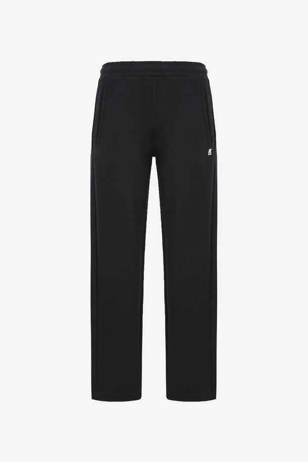 까웨 케르카 저지팬츠 Y241IMP360는 부드러운 면 혼방 소재로 제작되어 편안한 착용감을 선사하는 남녀 공용 저지 팬츠입니다. 캐주얼하고 스포티한 스타일로 일상복으로 활용하기 좋으며, 컴포트핏과 밴딩 허리 디자인으로 활동성을 높였습니다. 블랙과 오트밀 두 가지 색상으로 출시되었으며, 사계절 내내 착용 가능하며 맨투맨과 세트 연출도 가능합니다.
