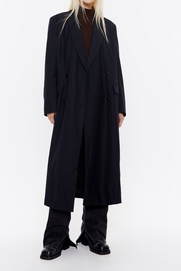 [24FW] 빔바이롤라 블랙 울 더블브레스트 코트는 여성용 아우터 코트입니다. 가을과 겨울에 착용하기 좋으며, 울과 폴리에스테르 혼방 소재로 제작되어 부드러운 촉감을 선사합니다. 블랙 컬러의 무지 디자인에 롱 기장과 오버핏 실루엣이 특징이며, 더블 버튼 여밈 방식으로 클래식하고 미니멀한 스타일을 연출합니다. 테일러드 스타일과 박시핏으로 세련된 분위기를 더하며, 출근룩, 오피스룩, 겨울 데일리룩 등 다양한 TPO에 활용하기 좋습니다.
