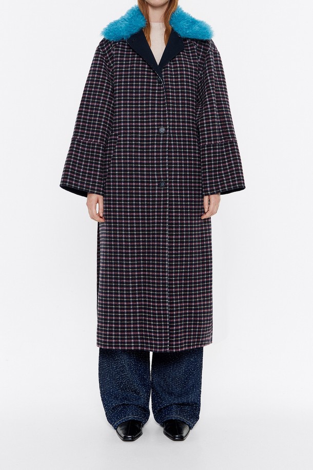 [24FW] 빔바이롤라 블루 퍼 체크 울 롱코트 B246AWC007NYB는 여성용 롱코트입니다. 네이비와 블루 컬러의 체크 패턴이 클래식한 분위기를 자아내며, 가을과 겨울에 착용하기 좋습니다. 두꺼운 울 소재와 안감, 퍼 디테일이 보온성을 높여주며, 허리 스트랩으로 실루엣을 조절할 수 있습니다. 오피스룩, 겨울 데일리룩, 모임룩 등 다양한 TPO에 맞춰 클래식, 미니멀, 시크한 스타일을 연출할 수 있습니다.
