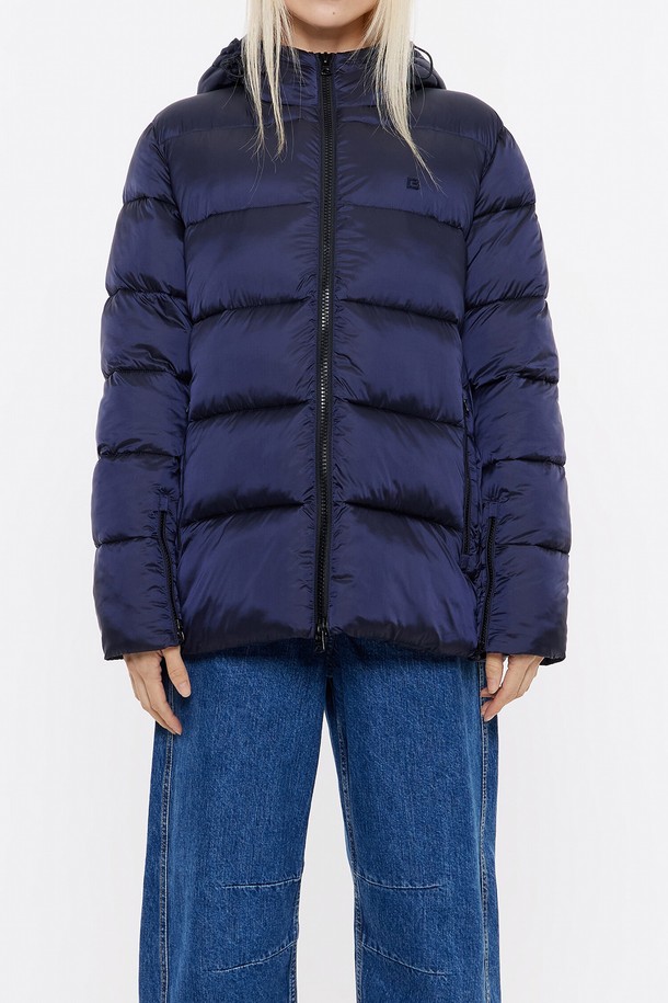 **[24FW] 빔바이롤라 네이비 베이직 숏 패딩**은 겨울 데일리룩을 위한 여성 패딩입니다. 무지 디자인의 네이비 컬러로 미니멀, 클래식, 캐주얼 스타일 연출에 용이합니다. 엉덩이를 살짝 덮는 숏 기장으로, 나일론과 폴리에스터 혼방의 두꺼운 소재를 사용하여 보온성을 높였습니다. 집업 스타일의 레귤러핏이며, 긴소매 디자인입니다. 안감은 나일론 소재입니다.
