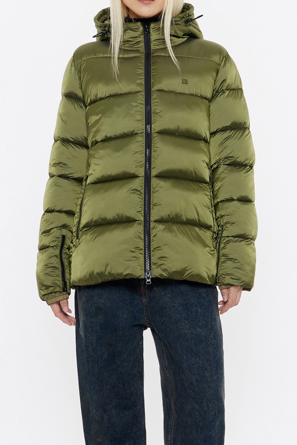 [24FW] 빔바이롤라 카키 베이직 숏 패딩 B246AWD011KAB은 겨울철 데일리룩, 산책룩, 여행룩에 잘 어울리는 여성용 숏 패딩입니다. 미니멀, 캐주얼, 클래식 스타일을 모두 아우르는 베이직한 디자인으로, 카키와 네이비 두 가지 색상으로 출시되었습니다. 엉덩이를 살짝 가리는 숏 기장과 집업 여밈 방식, 레귤러핏으로 편안한 착용감을 선사합니다. 두꺼운 두께감의 나일론, 폴리에스터 혼방 소재와 긴 소매 디자인으로 보온성을 높였으며, 더스트백이 포함되어 있어 보관이 용이합니다. 무지 스타일로 어떤 옷에도 쉽게 매치할 수 있어 활용도가 높습니다.
