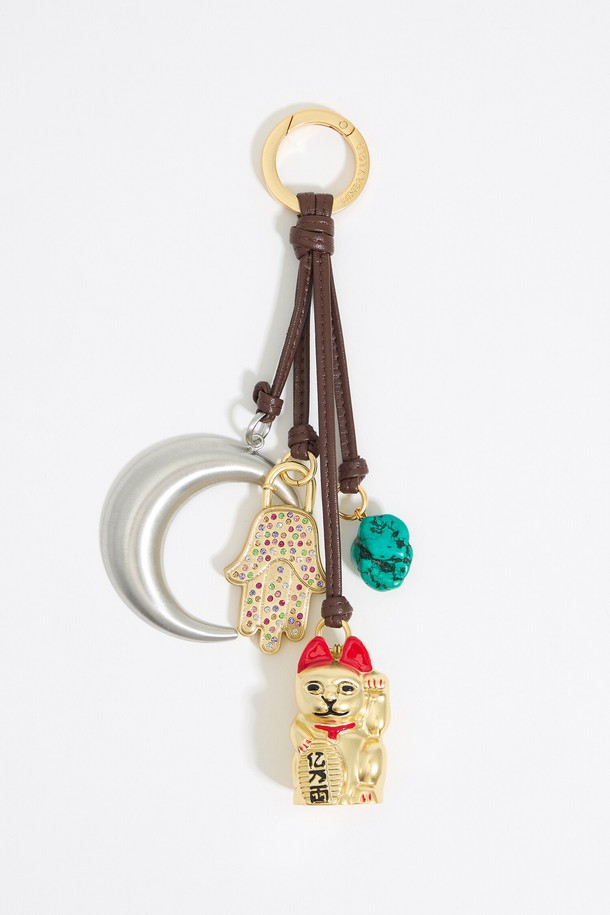 빔바이롤라(BIMBA Y LOLA) 브라운 멀티 펜던트 백 참 B246AIZ021BRF는 가방에 포인트를 더해줄 수 있는 액세서리입니다. 여성용 백 참으로, 쇼핑, 카페, 모임 등 다양한 TPO에 활용하기 좋습니다. 클래식, 미니멀 및 캐주얼 스타일을 즐겨 입는 분들께 추천하며, 아연합금, 폴리우레탄, 황동, 자연석, 유리, 에나멜수지 등 다양한 소재로 제작되었습니다. 브라운 컬러의 펜던트와 참 디자인이 특징이며, 가방에 부착하여 개성을 드러낼 수 있습니다. 화면 해상도 및 밝기에 따라 실제 색상과 차이가 있을 수 있으며, 자연광에 따라 소재 및 컬러가 다르게 보일 수 있습니다.
