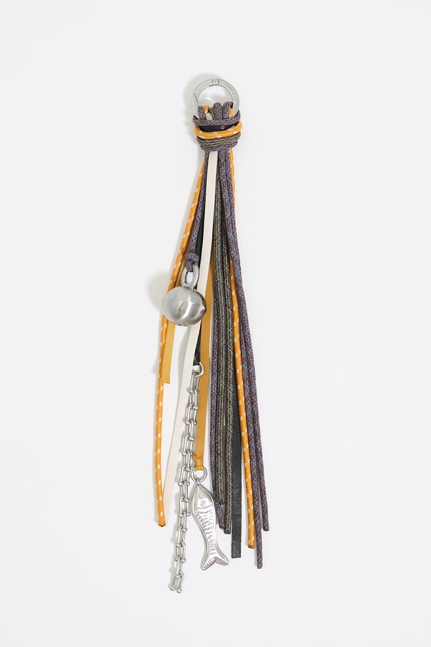 [24FW] 빔바이롤라 태슬 백 참 B246AIZ022ORF는 오렌지 컬러의 여성용 백참입니다. 폴리에스터, 아연합금, 황동 소재로 제작되었으며, 가방에 돋보이는 포인트를 더하는 태슬 디자인이 특징입니다. 가방 액세서리로 활용 가능하며, 가로 35cm 사이즈, 더스트백이 함께 제공됩니다.
