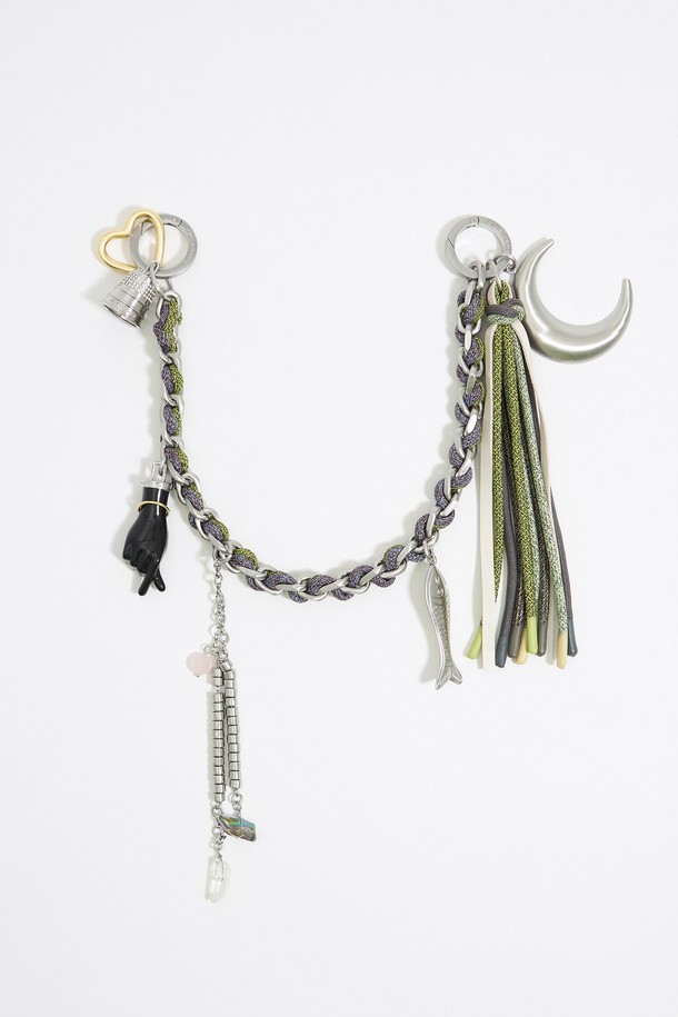 [24FW] 빔바이롤라 체인 백 참 B246AIZ024GNF는 여성용 가방 장식용 백참입니다. 그린 컬러에 아연합금, 알루미늄, 폴리에스터, 천연가죽, 황동, 자연돌, 에나멜수지 등 다양한 소재를 사용하여 제작되었으며, 체인과 참 디자인으로 포인트를 더했습니다. FREE 사이즈로, 더스트백은 블랙/화이트 중 랜덤 발송되며, 화면 해상도에 따라 실제 색상과 차이가 있을 수 있습니다.
