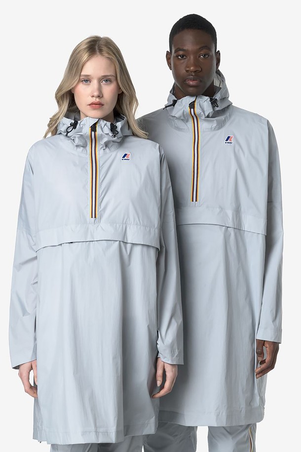 까웨(KWAY) 르브레 4.0 포춘 자켓 Y255EUJ930은 남녀 공용으로 착용 가능한 윈드브레이커입니다. 얇고 가벼운 나일론 소재로 제작되어 봄, 가을 야외 활동 및 일상생활에서 스포티하고 캐주얼한 스타일을 연출할 수 있습니다. 패커블 디자인으로 휴대성이 뛰어나며, 10,000mm 방수 및 10,000g/sqm/24h 투습 기능, DWR 발수 가공, 내부 방풍 플랩, 후드 스트링 조절이 가능하여 변덕스러운 날씨에도 쾌적하게 착용할 수 있습니다.
