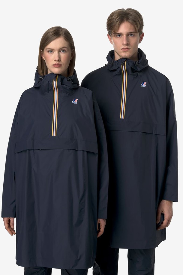 까웨(KWAY) 르브레 4.0 포춘 자켓 Y255EUJ931은 아웃도어 활동과 레인웨어로 활용 가능한 남녀 공용 패커블 자켓입니다. 네이비 색상으로, 봄, 여름, 가을 계절에 적합하며, 윈드브레이커 스타일의 레귤러핏 제품입니다. 얇고 가벼운 나일론 소재에 DWR 발수 가공 및 10,000mm 방수, 10,000g/sqm/24h 투습 기능을 갖춰 방수, 방풍, 통기성, 발수 기능을 제공합니다. 후드 스트링 조절이 가능하며 하프 집업 여밈 방식으로 스포티하고 캐주얼한 스타일을 연출합니다.
