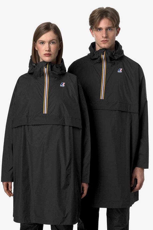 까웨(KWAY) 르브레 4.0 포춘 자켓 Y255EUJ932는 남녀 공용으로 착용 가능한 블랙 컬러의 아노락 스타일 자켓입니다. 봄, 가을 시즌에 적합하며, 가볍고 얇은 나일론 소재에 방수, 방풍, 발수 기능을 더해 아웃도어 활동과 일상에서 모두 활용하기 좋습니다. 레귤러핏과 하프 집업 디자인으로 활동성을 높였으며, 마이크로 립스탑 원단과 패커블 기능, 후드 스트링으로 실용성을 더했습니다.
