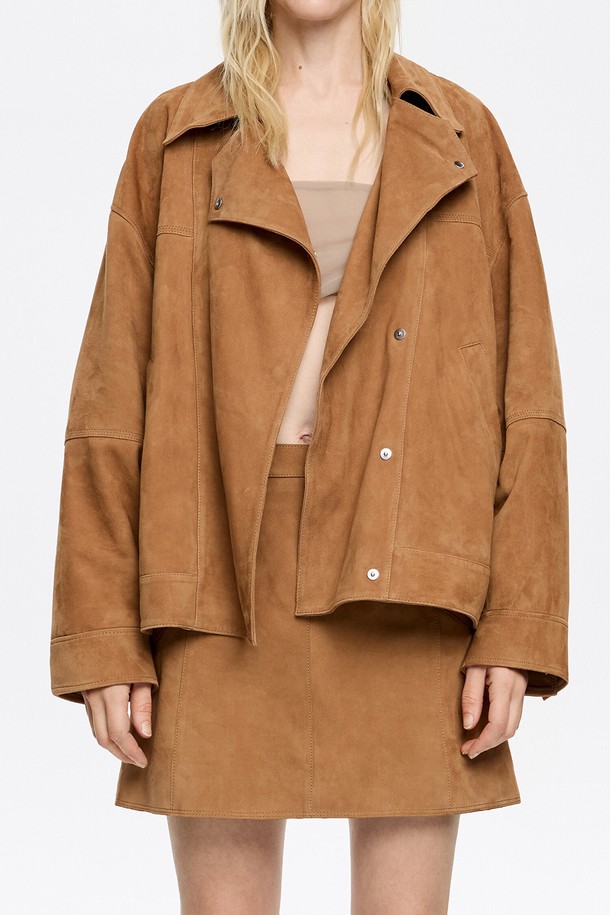 [25SS] 스웨이드 더블 브레스트 자켓 B255AWL001CAB는 부드러운 촉감의 천연 스웨이드 소재로 제작된 여성용 자켓입니다. 클래식한 무드의 카멜 컬러, 레귤러 핏의 더블 버튼 디자인으로 일상복으로 활용하기 좋습니다. 안감은 폴리에스터, 소매는 긴 기장이며, 더스트백이 포함되어 있습니다.
