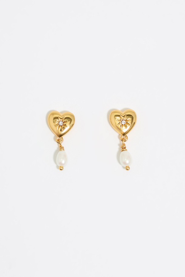 [25SS] 빔바이롤라 하트 스톤 이어링 B255AIW025GOF는 여성스러운 무드를 연출하는 골드 컬러의 이어링입니다. 하트, 진주, 스톤 장식이 돋보이는 우아하고 페미닌한 디자인으로 봄, 여름 시즌에 잘 어울립니다. 왕동과 유리의 조화로 제작되었으며, 더스트백이 포함되어 있으며, 블랙 또는 화이트 더스트백이 랜덤으로 제공됩니다.
