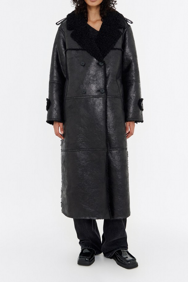 [24FW] 빔바이롤라 블랙 페이크퍼 무스탕은 가을과 겨울, 일상에서 모던하고 미니멀한 스타일을 연출하기에 좋은 여성용 아우터입니다. 부드러운 촉감의 두꺼운 폴리에스테르 소재로 제작되었으며, 롱 기장의 오버핏 디자인으로 편안한 착용감을 선사합니다. 블랙 컬러에 무지 패턴으로 어떤 룩에도 쉽게 매치할 수 있으며, 싱글 버튼 여밈과 페이크퍼 디테일이 특징입니다. 데이트룩, 쇼핑룩 등 다양한 TPO에 활용하여 시크하고 클래식한 스타일을 완성해보세요. 긴 소매 기장으로 보온성을 높였으며, 안감 또한 폴리에스테르로 마감했습니다.
