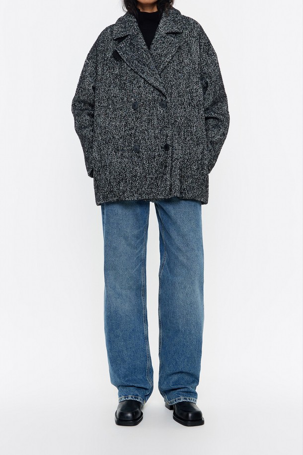 [24FW] 빔바이롤라 헤링본 미니 코트 B246AWC004BKB는 클래식한 무드의 여성용 코트입니다. 가을과 겨울에 착용하기 적합하며, 데일리룩, 출근룩, 오피스룩 등 다양한 TPO에 활용할 수 있습니다. 블랙 컬러의 헤링본 패턴, 레귤러핏의 미니 기장으로, 엉덩이를 살짝 덮는 기장입니다. 두꺼운 두께감과 긴소매, 테일러드 코트 타입으로 안감이 있어 보온성을 더했습니다. 폴리에스터, 모, 레이온 혼방 소재로 제작되어 고급스러운 분위기를 연출합니다.
