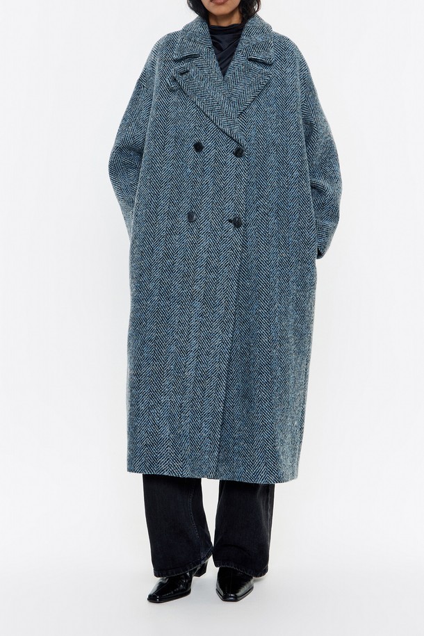 [24FW] 빔바이롤라 헤링본 오버사이즈 롱코트 (B246AWC002BLB)는 클래식하고 시크한 스타일을 추구하는 여성들을 위한 아우터입니다. 가을과 겨울 시즌에 어울리는 두꺼운 울, 폴리에스테르, 아크릴 혼방 소재로 제작되어 보온성을 높였습니다. 헤링본 패턴과 더블 브레스트 디자인이 특징이며, 오버핏 롱 기장으로 세련된 실루엣을 연출합니다. 오피스룩, 출근룩, 겨울 데일리룩 등 다양한 TPO에 활용 가능하며, 미니멀한 스타일을 선호하는 분들에게 적합합니다. 블루 컬러는 세련된 분위기를 더합니다.
