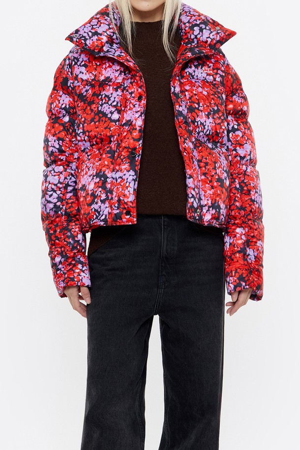 [24FW] 빔바이롤라 레드 미모사 숏패딩 B246AWD007RDB는 여성용 숏패딩으로, 겨울철 캐주얼 스타일을 연출하기에 좋습니다. 레드, 블루, 퍼플 세 가지 컬러로 출시되었으며, 플라워 패턴이 특징입니다. 오리솜털 80%, 오리깃털 20% 충전재로 제작되어 따뜻함을 제공하며, 안감은 나일론 소재입니다. 크롭 기장에 집업 방식으로 간편하게 착용 가능하며, 부드러운 촉감과 긴 소매 기장으로 편안함을 더했습니다. 블랙/화이트 랜덤 더스트백이 포함되어 있어 보관도 용이합니다.
