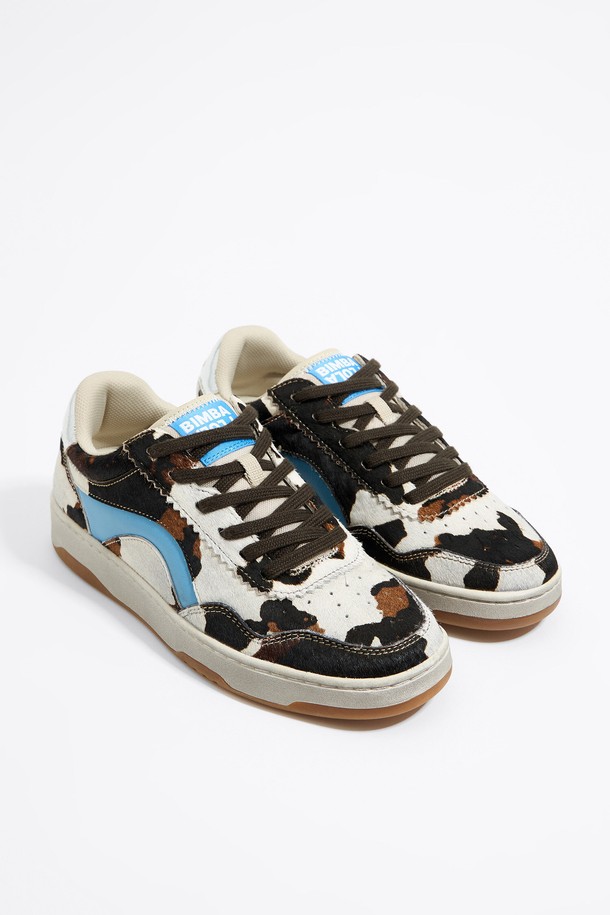 [24FW] 빔바이롤라 카우 레더 컵솔 스니커즈는 여성용 스니커즈로, 캐주얼, 미니멀, 클래식 스타일을 연출하기에 적합합니다. 화이트와 블루 컬러의 조화가 돋보이며, 사계절 내내 활용할 수 있습니다. 라운드 앞코 디자인에 천연가죽과 폴리에스터 소재를 사용하여 편안함과 내구성을 동시에 갖췄습니다. 굽 높이는 3.5cm이며 컵솔 디자인으로 제작되어 안정적인 착화감을 제공합니다. 카우프린트 패턴과 레이스업, 로우탑 디자인이 돋보이며, 동네 마실룩, 산책룩, 여행룩 등 다양한 TPO에 매치하기 좋습니다.
