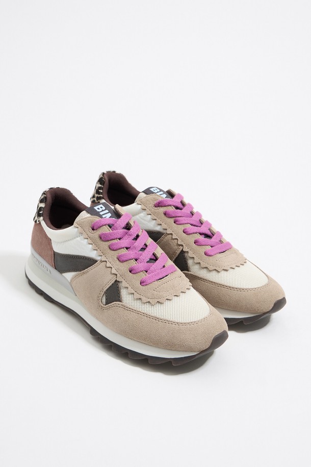 [24FW] 빔바이롤라 퍼플 포인트 스니커즈 B246AIS010BEC는 베이지 컬러 소가죽 소재에 라운드 앞코 디자인으로 편안함을 더한 여성 캐주얼 스니커즈입니다. 3.5cm 굽 높이의 플랫 디자인과 끈으로 묶는 형태로 제작되었으며, 로우탑 디자인과 퍼플 컬러 포인트 디테일이 특징입니다. 가을, 겨울 시즌에 어울리는 무지 패턴의 데일리 슈즈로 활용하기 좋습니다.
