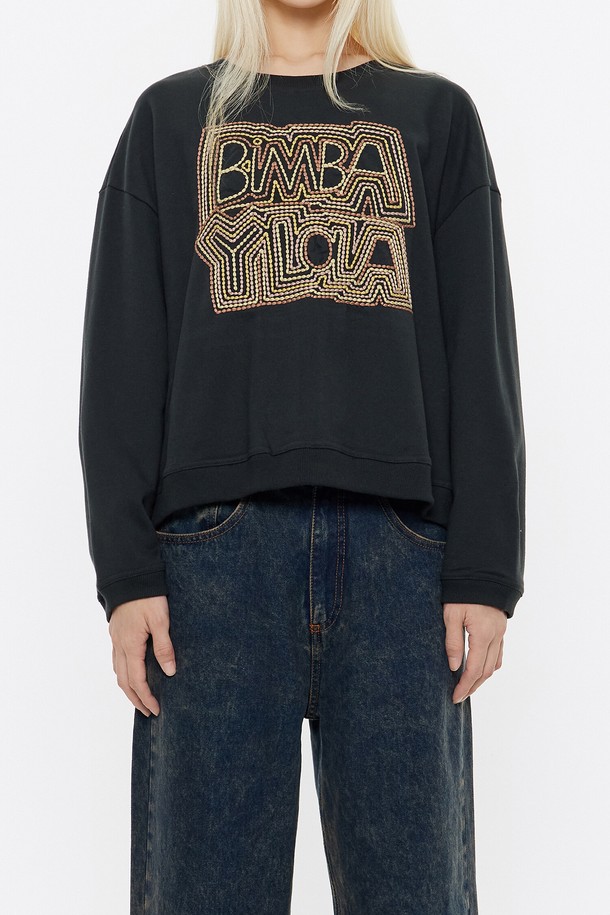 [24FW] 빔바이롤라 블랙 빔바이롤라 로고 스웻셔츠 B246AWW004BKB는 여성용 스웻셔츠입니다. 블랙 컬러에 면 소재로 제작되어 가을, 겨울에 따뜻하게 착용할 수 있습니다. 빔바이롤라 로고가 특징이며, 레귤러핏 라운드넥 디자인으로 캐주얼, 스트릿 스타일을 연출하기 좋습니다. 두꺼운 두께감과 부드러운 촉감으로 편안하게 즐겨 입을 수 있으며, 일상, 동네 마실, 여행 등 다양한 TPO에 활용하기 좋습니다.
