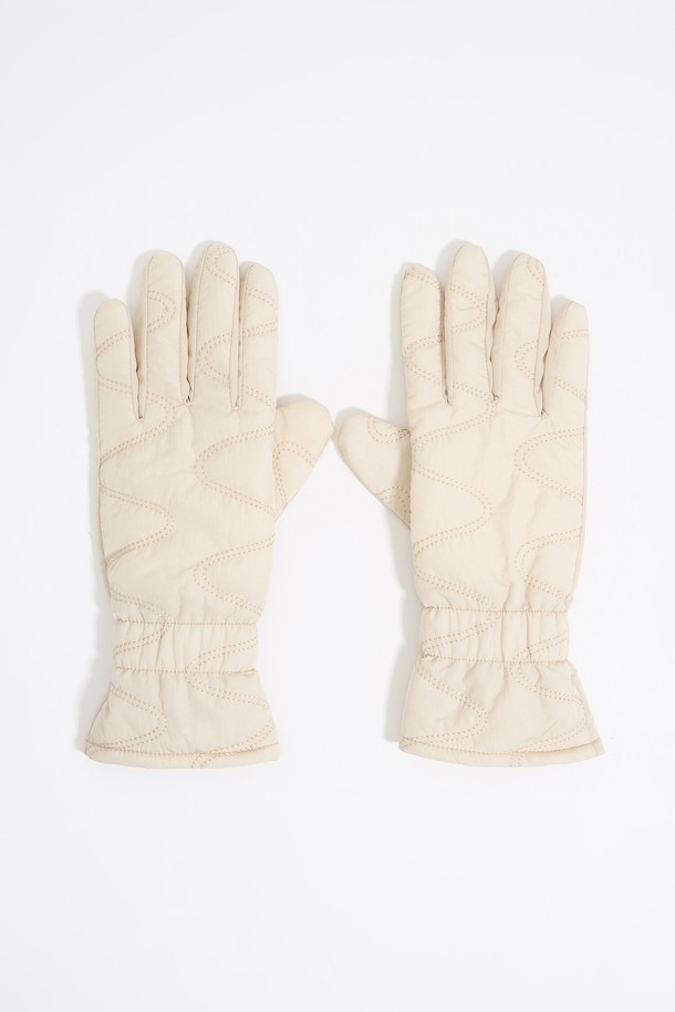 빔바이롤라 아이보리 나일론 장갑은 겨울철 데일리룩에 미니멀하고 클래식한 스타일을 더해줍니다. 아이보리 컬러의 무지 디자인으로 어떤 옷차림에도 잘 어울립니다. 겉감은 100% 나일론, 안감은 85% 폴리에스테르와 15% 나일론, 충전재는 90% 폴리에스테르와 10% 기타 섬유로 구성되어 보온성을 높였습니다. 안감과 충전재가 있어 추운 겨울에도 따뜻하게 착용할 수 있습니다.
