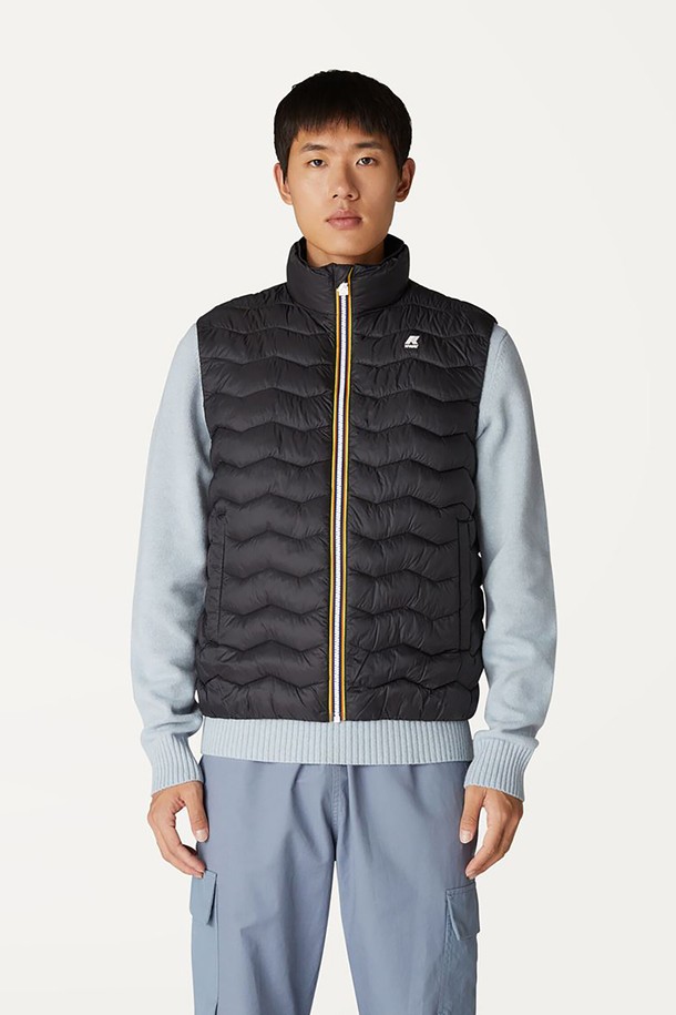 까웨 발랑 퀼티드 웜 베스트 블랙 Y246EMV106은 겨울, 가을 시즌에 적합한 남녀 공용 패딩 베스트입니다. 슬림핏 디자인에 방수, 발수, 방풍, 보온 기능을 갖춘 두꺼운 두께의 나일론 소재로 제작되었으며, 퀼팅 패턴과 집업 여밈 방식이 특징입니다. 써모어 충전재, 에코웜 패딩, 640 필파워, PET 재활용 소재 사용으로 보온성을 높였으며, 신축성 있는 밑단과 암홀로 활동성을 더했습니다.
