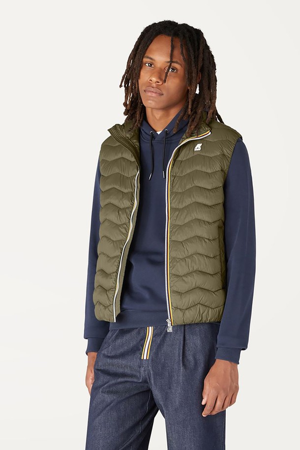 까웨 발랑 퀼티드 웜 베스트 다크카키 Y246EMV107는 등산 및 아웃도어 활동에 적합한 방수, 방풍, 발수 기능을 갖춘 겨울용 패딩 베스트입니다. 슬림핏으로 제작되어 활동성을 높였으며, 부드러운 촉감의 폴리에스테르 소재와 써모어 안감으로 보온성을 극대화했습니다. 다크카키 컬러의 퀼팅 디자인과 집업 여밈 방식으로 스포티한 스타일을 연출합니다.
