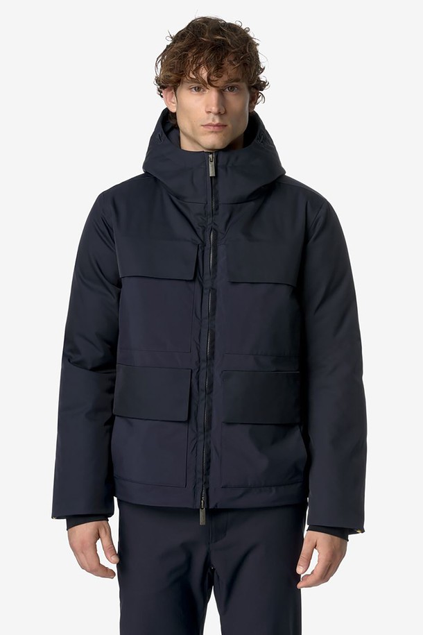 까웨 오딘 패브릭 믹스 자켓 다크네이비는 겨울철 등산 및 아웃도어 활동에 적합한 남성용 패딩 자켓입니다. 두꺼운 패브릭 소재로 제작되었으며, 다크네이비 컬러에 스포티한 무드를 연출합니다. 후드, 밑단 및 커프스 스트링 조절 기능, 4개의 아웃포켓과 이너포켓, 이너 커프스, 그리고 보온 기능을 갖춰 편안하고 따뜻하게 착용할 수 있습니다.
