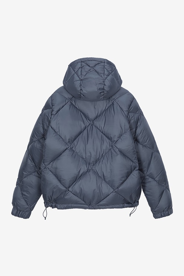 까웨 퀼 수퍼 라이트 써모 헤비 다운 패딩 블루그레이 Y246EMD246는 겨울철 등산 및 아웃도어 활동에 적합한 스포티한 스타일의 다운 패딩입니다. 블루그레이 컬러의 다이아몬드 퀼팅 디자인으로, 베이직핏과 루즈핏 두 가지로 연출 가능합니다. 방풍 기능과 보온성을 갖춘 두꺼운 두께의 긴소매 다운 패딩으로, 후드 스트링, 밑단 스트링, 안감 주머니, 2WAY 지퍼 등의 디테일이 돋보입니다. 전체 안감 처리가 되어 있으며, 겨울 데일리룩으로도 활용할 수 있습니다. 폴리에스터와 오리털 소재를 사용하여 편안함과 보온성을 동시에 제공합니다.
