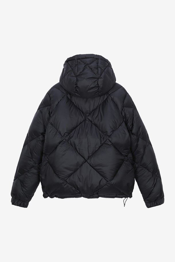 까웨 퀼 수퍼 라이트 써모 헤비 다운 패딩 블랙 Y246EMD244는 등산 및 아웃도어 활동에 적합한 겨울철 필수 아이템입니다. 부드러운 촉감과 두꺼운 두께감으로 뛰어난 보온성을 제공하며, 750 필 파워 덕다운 충전재를 사용하여 가볍고 따뜻합니다. 레귤러핏과 루즈핏 두 가지 스타일로 출시되어 편안한 착용감을 선사하며, 조절 가능한 후드와 2-WAY 양방향 지퍼, 밑단 스트링 등의 디테일이 활동성을 높여줍니다. 스포티, 캐주얼, 고프코어 스타일을 모두 아우르는 블랙 컬러의 퀼팅 패딩으로 겨울철 데일리룩에도 활용하기 좋습니다. 내부 포켓이 있어 소지품 보관에도 용이하며, 방풍 기능으로 쾌적한 착용감을 유지합니다.
