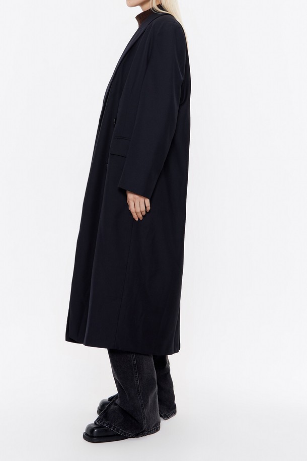 [24FW] 빔바이롤라 블랙 울 더블브레스트 코트는 여성용 아우터 코트입니다. 가을과 겨울에 착용하기 좋으며, 울과 폴리에스테르 혼방 소재로 제작되어 부드러운 촉감을 선사합니다. 블랙 컬러의 무지 디자인에 롱 기장과 오버핏 실루엣이 특징이며, 더블 버튼 여밈 방식으로 클래식하고 미니멀한 스타일을 연출합니다. 테일러드 스타일과 박시핏으로 세련된 분위기를 더하며, 출근룩, 오피스룩, 겨울 데일리룩 등 다양한 TPO에 활용하기 좋습니다.
