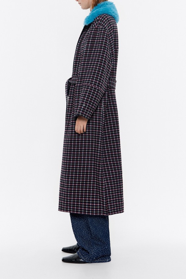 [24FW] 빔바이롤라 블루 퍼 체크 울 롱코트 B246AWC007NYB는 여성용 롱코트입니다. 네이비와 블루 컬러의 체크 패턴이 클래식한 분위기를 자아내며, 가을과 겨울에 착용하기 좋습니다. 두꺼운 울 소재와 안감, 퍼 디테일이 보온성을 높여주며, 허리 스트랩으로 실루엣을 조절할 수 있습니다. 오피스룩, 겨울 데일리룩, 모임룩 등 다양한 TPO에 맞춰 클래식, 미니멀, 시크한 스타일을 연출할 수 있습니다.
