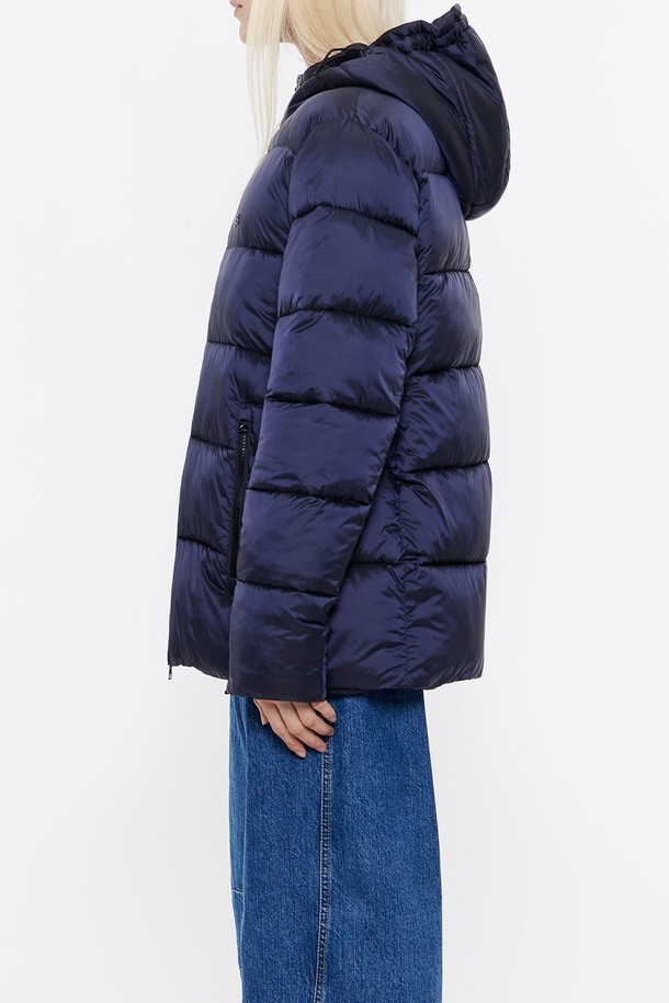 **[24FW] 빔바이롤라 네이비 베이직 숏 패딩**은 겨울 데일리룩을 위한 여성 패딩입니다. 무지 디자인의 네이비 컬러로 미니멀, 클래식, 캐주얼 스타일 연출에 용이합니다. 엉덩이를 살짝 덮는 숏 기장으로, 나일론과 폴리에스터 혼방의 두꺼운 소재를 사용하여 보온성을 높였습니다. 집업 스타일의 레귤러핏이며, 긴소매 디자인입니다. 안감은 나일론 소재입니다.
