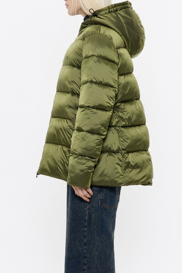 [24FW] 빔바이롤라 카키 베이직 숏 패딩 B246AWD011KAB은 겨울철 데일리룩, 산책룩, 여행룩에 잘 어울리는 여성용 숏 패딩입니다. 미니멀, 캐주얼, 클래식 스타일을 모두 아우르는 베이직한 디자인으로, 카키와 네이비 두 가지 색상으로 출시되었습니다. 엉덩이를 살짝 가리는 숏 기장과 집업 여밈 방식, 레귤러핏으로 편안한 착용감을 선사합니다. 두꺼운 두께감의 나일론, 폴리에스터 혼방 소재와 긴 소매 디자인으로 보온성을 높였으며, 더스트백이 포함되어 있어 보관이 용이합니다. 무지 스타일로 어떤 옷에도 쉽게 매치할 수 있어 활용도가 높습니다.
