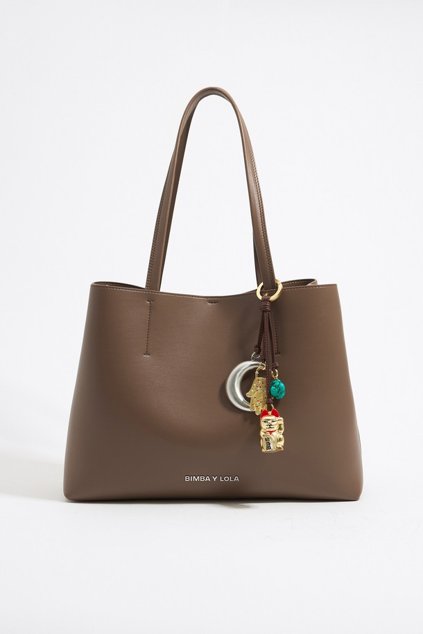 빔바이롤라(BIMBA Y LOLA) 브라운 멀티 펜던트 백 참 B246AIZ021BRF는 가방에 포인트를 더해줄 수 있는 액세서리입니다. 여성용 백 참으로, 쇼핑, 카페, 모임 등 다양한 TPO에 활용하기 좋습니다. 클래식, 미니멀 및 캐주얼 스타일을 즐겨 입는 분들께 추천하며, 아연합금, 폴리우레탄, 황동, 자연석, 유리, 에나멜수지 등 다양한 소재로 제작되었습니다. 브라운 컬러의 펜던트와 참 디자인이 특징이며, 가방에 부착하여 개성을 드러낼 수 있습니다. 화면 해상도 및 밝기에 따라 실제 색상과 차이가 있을 수 있으며, 자연광에 따라 소재 및 컬러가 다르게 보일 수 있습니다.
