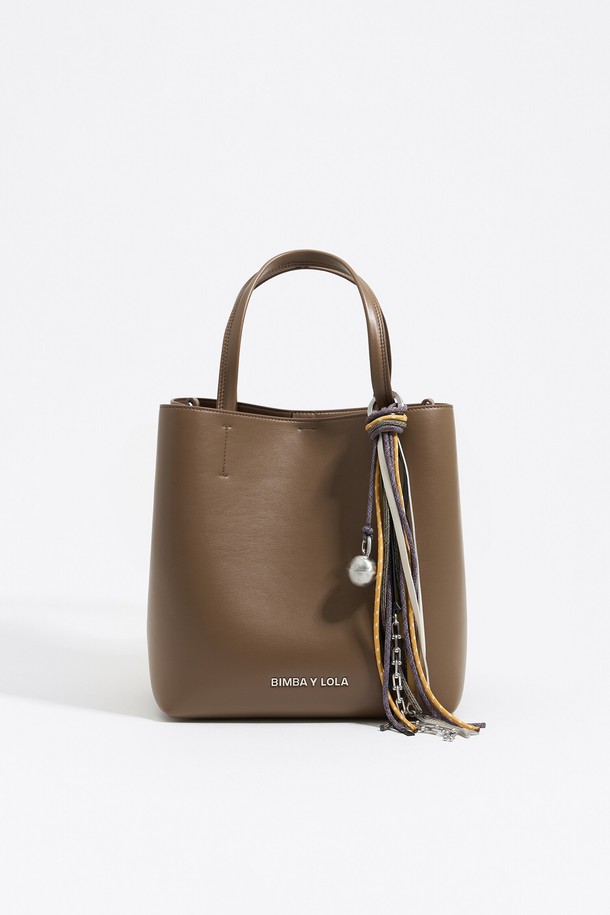 [24FW] 빔바이롤라 태슬 백 참 B246AIZ022ORF는 오렌지 컬러의 여성용 백참입니다. 폴리에스터, 아연합금, 황동 소재로 제작되었으며, 가방에 돋보이는 포인트를 더하는 태슬 디자인이 특징입니다. 가방 액세서리로 활용 가능하며, 가로 35cm 사이즈, 더스트백이 함께 제공됩니다.
