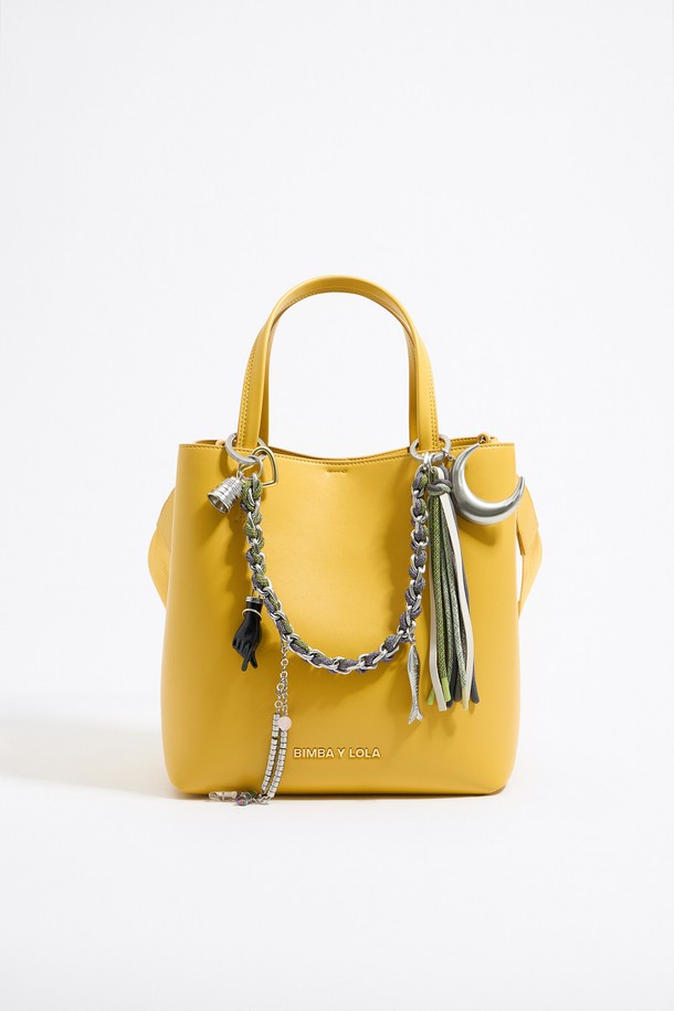 [24FW] 빔바이롤라 체인 백 참 B246AIZ024GNF는 여성용 가방 장식용 백참입니다. 그린 컬러에 아연합금, 알루미늄, 폴리에스터, 천연가죽, 황동, 자연돌, 에나멜수지 등 다양한 소재를 사용하여 제작되었으며, 체인과 참 디자인으로 포인트를 더했습니다. FREE 사이즈로, 더스트백은 블랙/화이트 중 랜덤 발송되며, 화면 해상도에 따라 실제 색상과 차이가 있을 수 있습니다.
