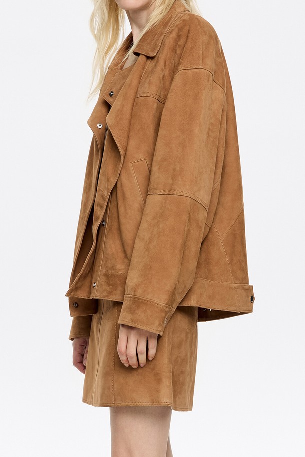 [25SS] 스웨이드 더블 브레스트 자켓 B255AWL001CAB는 부드러운 촉감의 천연 스웨이드 소재로 제작된 여성용 자켓입니다. 클래식한 무드의 카멜 컬러, 레귤러 핏의 더블 버튼 디자인으로 일상복으로 활용하기 좋습니다. 안감은 폴리에스터, 소매는 긴 기장이며, 더스트백이 포함되어 있습니다.
