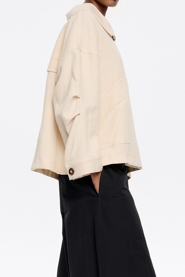 [25SS] 빔바이롤라 A라인 재킷 B255AWJ007CRB는 여성 의류로, 미니멀하고 베이직한 스타일을 추구하는 분들을 위한 크림색상의 자켓입니다. 봄, 여름 시즌에 적합하며, 일상적인 착용에 용이합니다. A라인 핏과 7부 소매 기장이 특징이며, 버튼 여밈 방식으로 디자인되었습니다. 면 소재로 제작되어 편안한 착용감을 제공하며, 더스트백이 함께 제공됩니다. 데이트룩, 쇼핑룩 등 다양한 TPO에 맞춰 미니멀, 클래식, 캐주얼 스타일을 연출할 수 있습니다.
